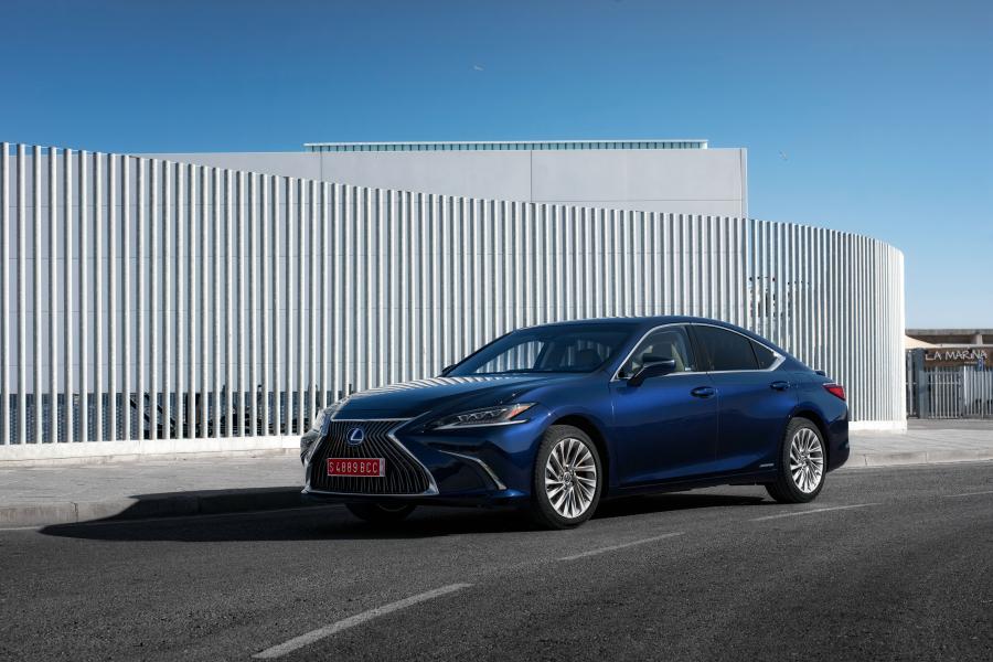  Lexus ES300h 2018 года  (WW) (фото 42 из 71)